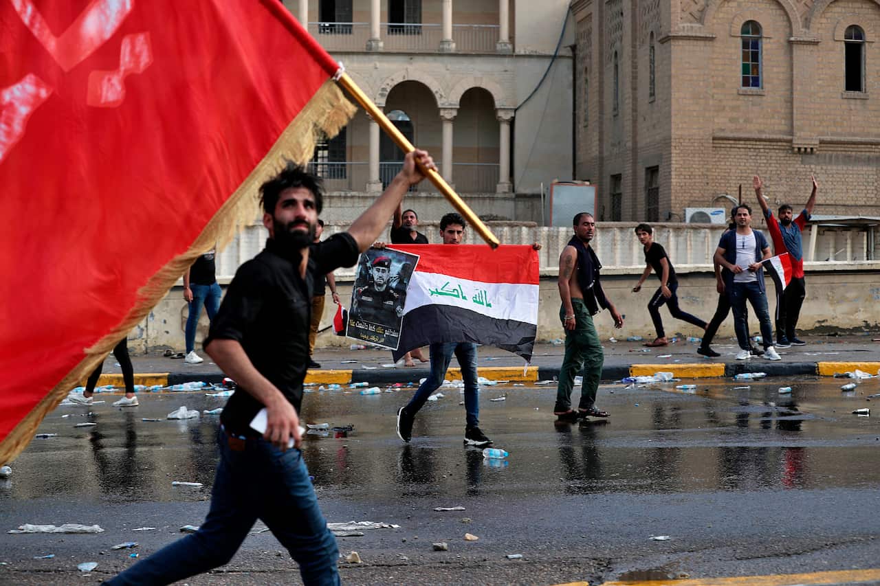 Iraq officials say one person has been killed and 200 injured in confrontations between anti-government protesters and security forces in Tahrir square.