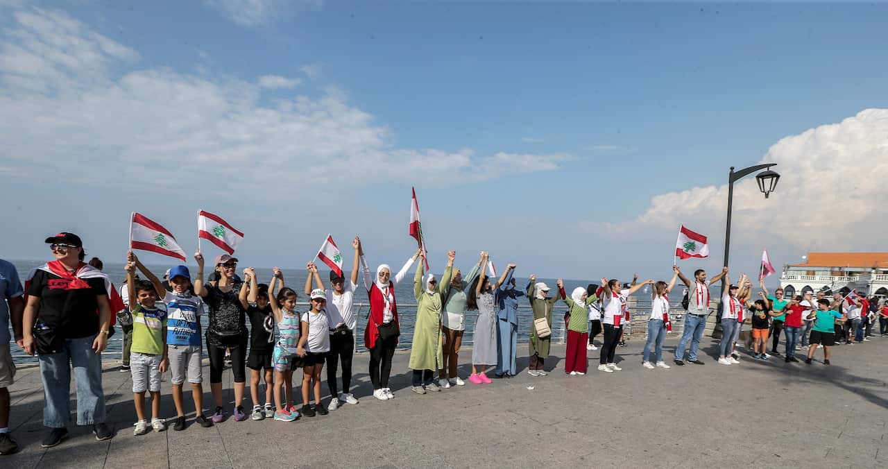 The human chain was 170 kilometres long.