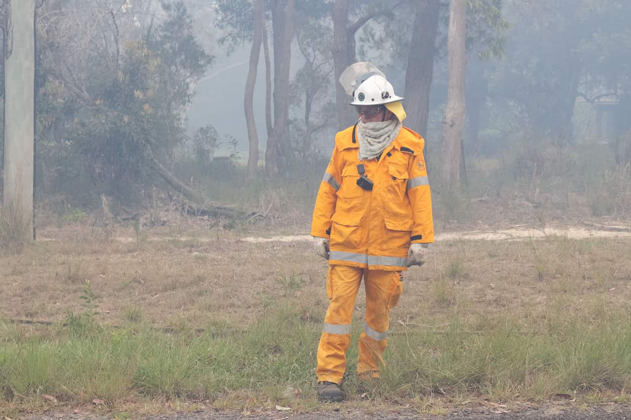 Tewantin, Cooroibah fires . 9 November 2019. Firefighters and helicopters tackle the fires at Lake Cooroibah Road and Jirrimah Crescent in Cooroibah in Noosa Shire . Photo - Rob Maccoll