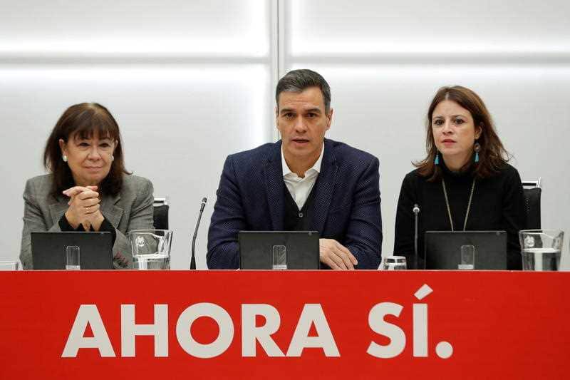 Pedro Sanchez (C), and Socialist Party's Secretary General, next to his party's President, Cristina Narbona (L), and Deputy Secretary General, Adriana Lastra