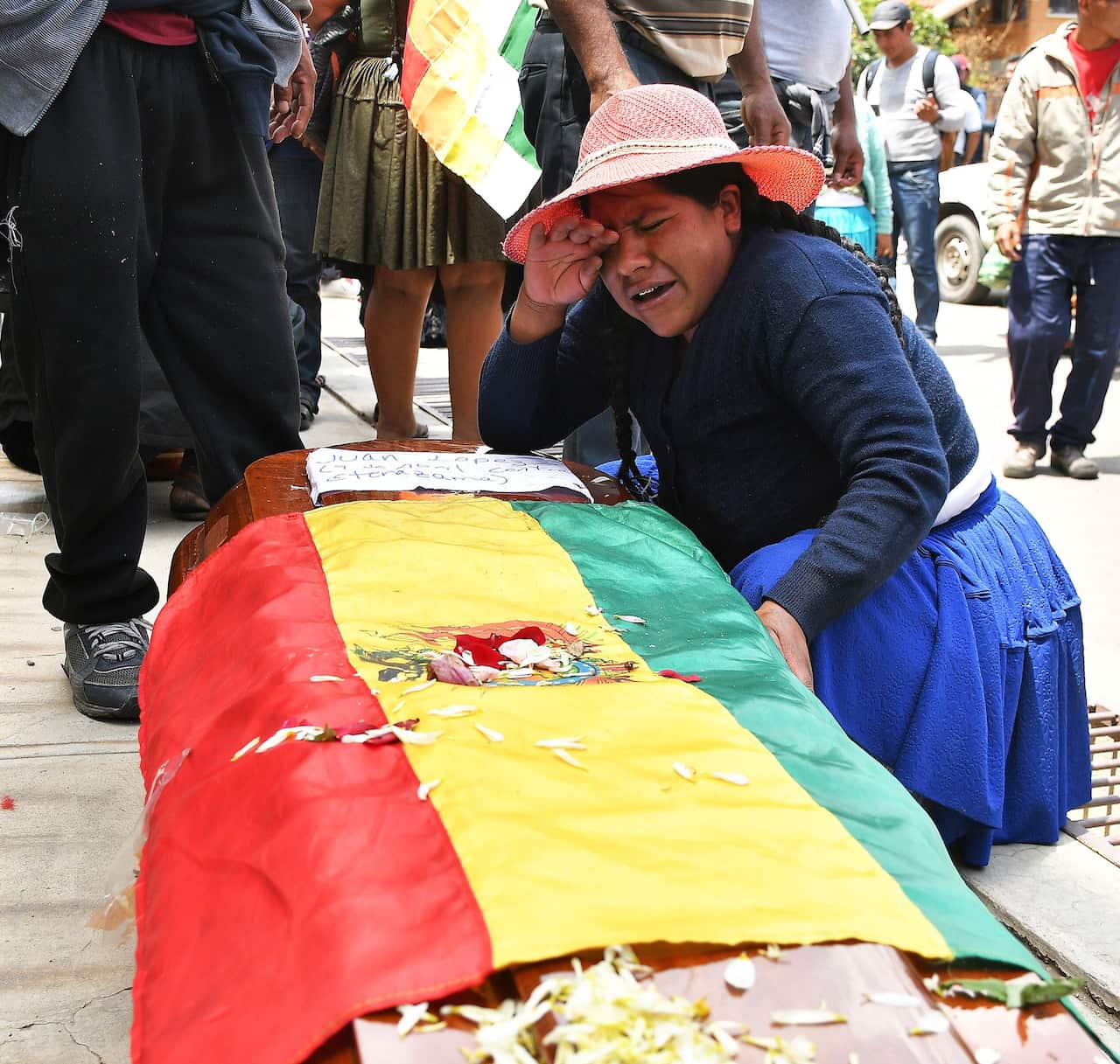 A woman weeps over the coffin of one of those who died in the riots with the police in Cochabamba.