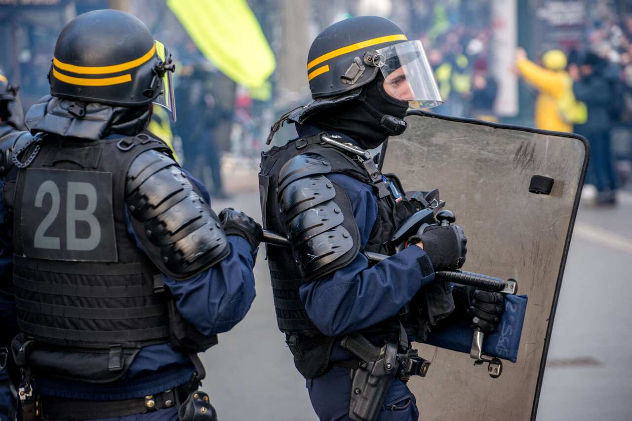 Police and gendarmerie supervise interunion and yellow vests demonstrations.