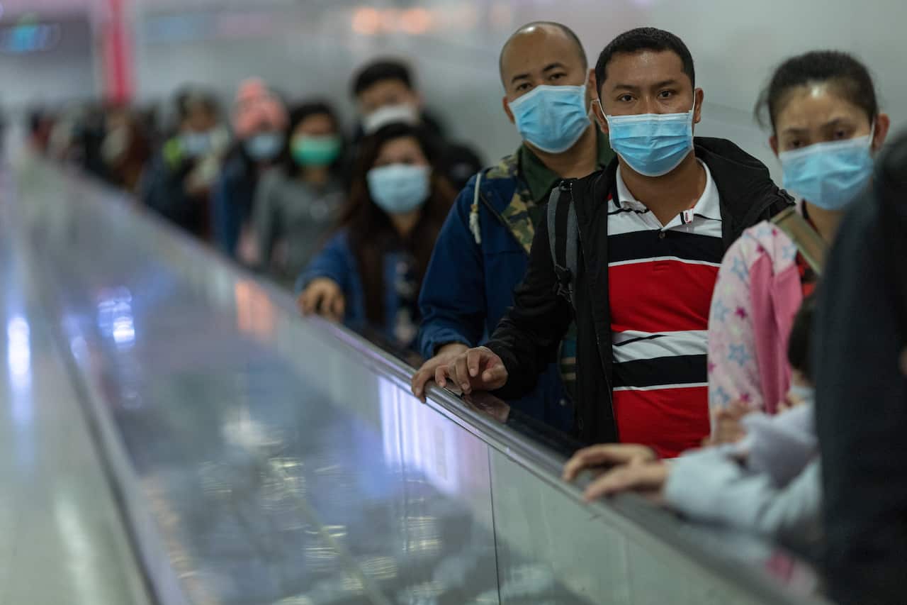 epa08166004 Commuters wear face masks in the Mass Transit Railway (MTR) in Hong Kong, China, 26 January 2020. Hong Kong has confirmed a sixth case of the Wuhan coronavirus.  EPA/JEROME FAVRE