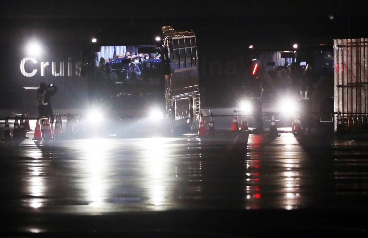 About 380 US passengers get on this bus to go to Haneda International Airport.