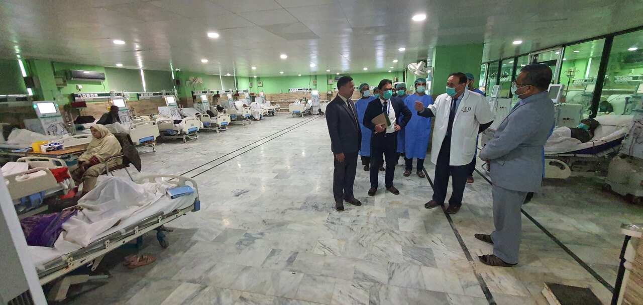 Pakistani hospital staff wear protective masks.