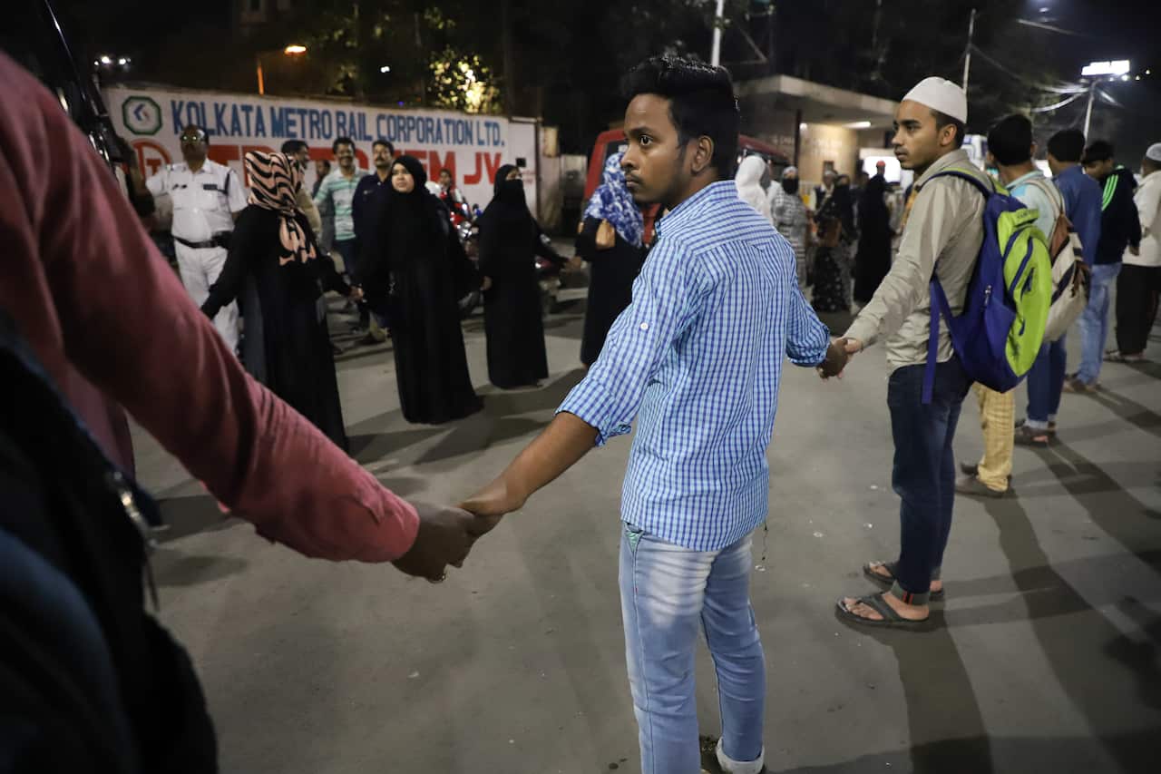 Nagarik Samaj activists and Different Mass Organisations staged a human chain to protest against the brutality of Delhi Police.