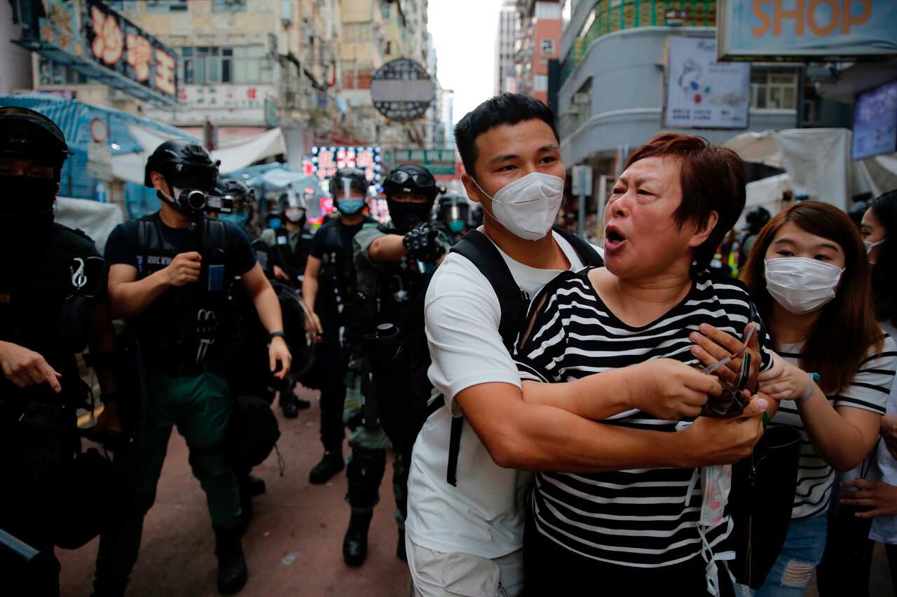 A women arguing with police during the protests.