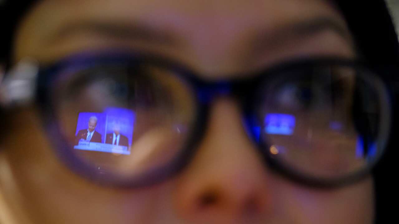 An American watches the US presidential debate.