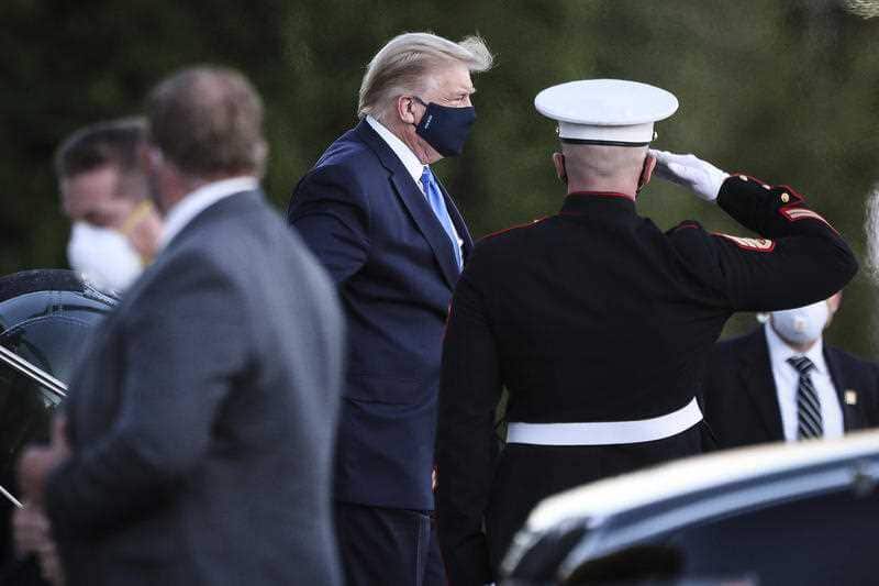  Donald Trump exits Marine One while arriving to Walter Reed National Military Medical Center in Bethesda, Maryland, U.S., on Friday, Oct. 2, 2020