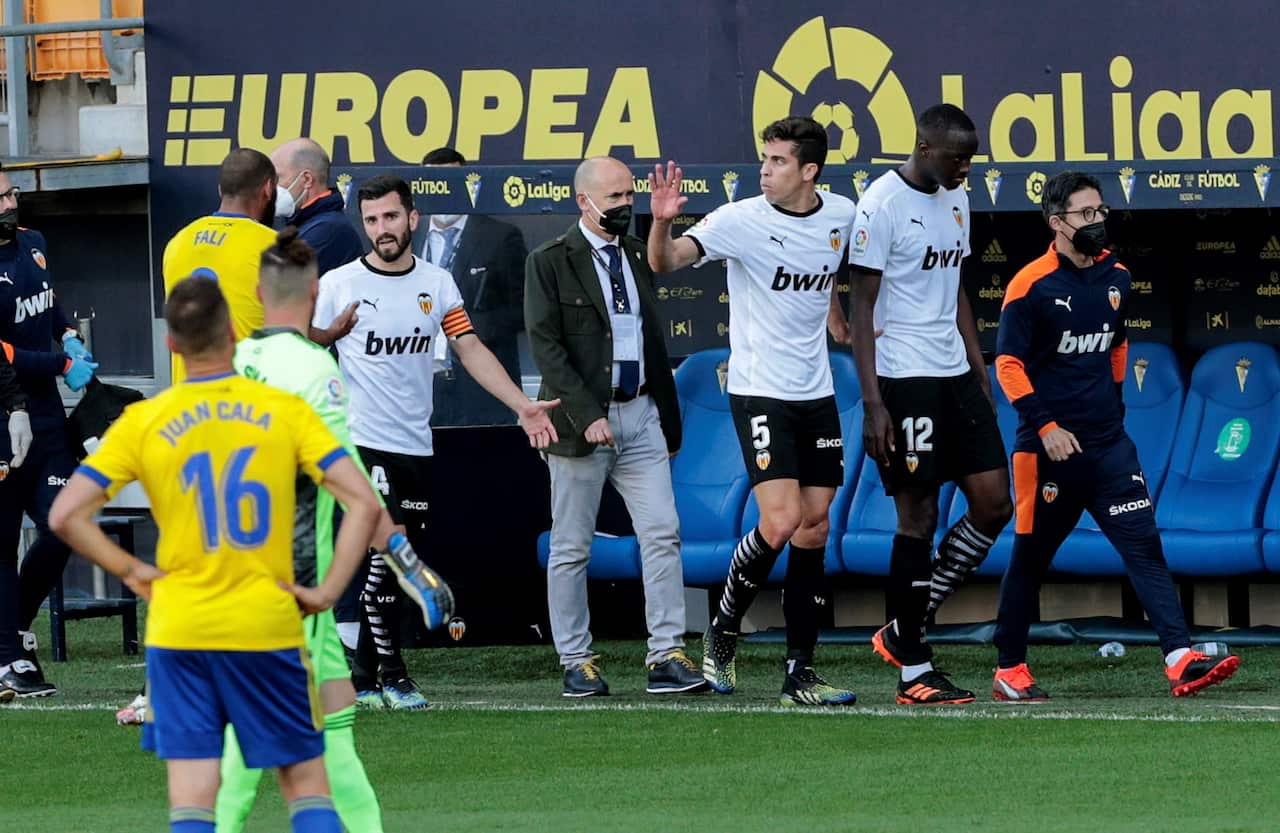 Valencia's Mouctar Diakhaby leaves the pitch with his teammates at Ramon de Carranza stadium in Cadiz, Spain, 4 April 2021. EPA/ROMAN RIOS