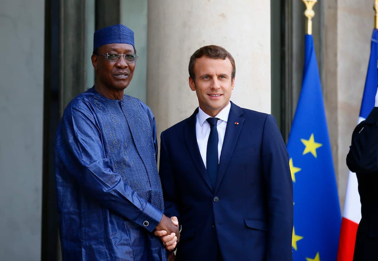 In this 28 August file photo, Chadian President Idriss Deby poses with France's President Emmanuel Macron.