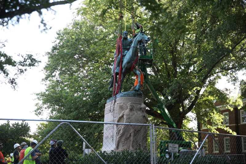 The monument of Stonewall Jackson being lifted from its pedestal