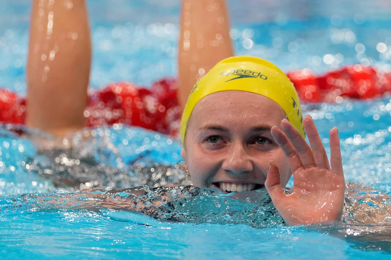 Ariarne Titmus of Australia waves after winning the final of the women's 400-metres freestyle