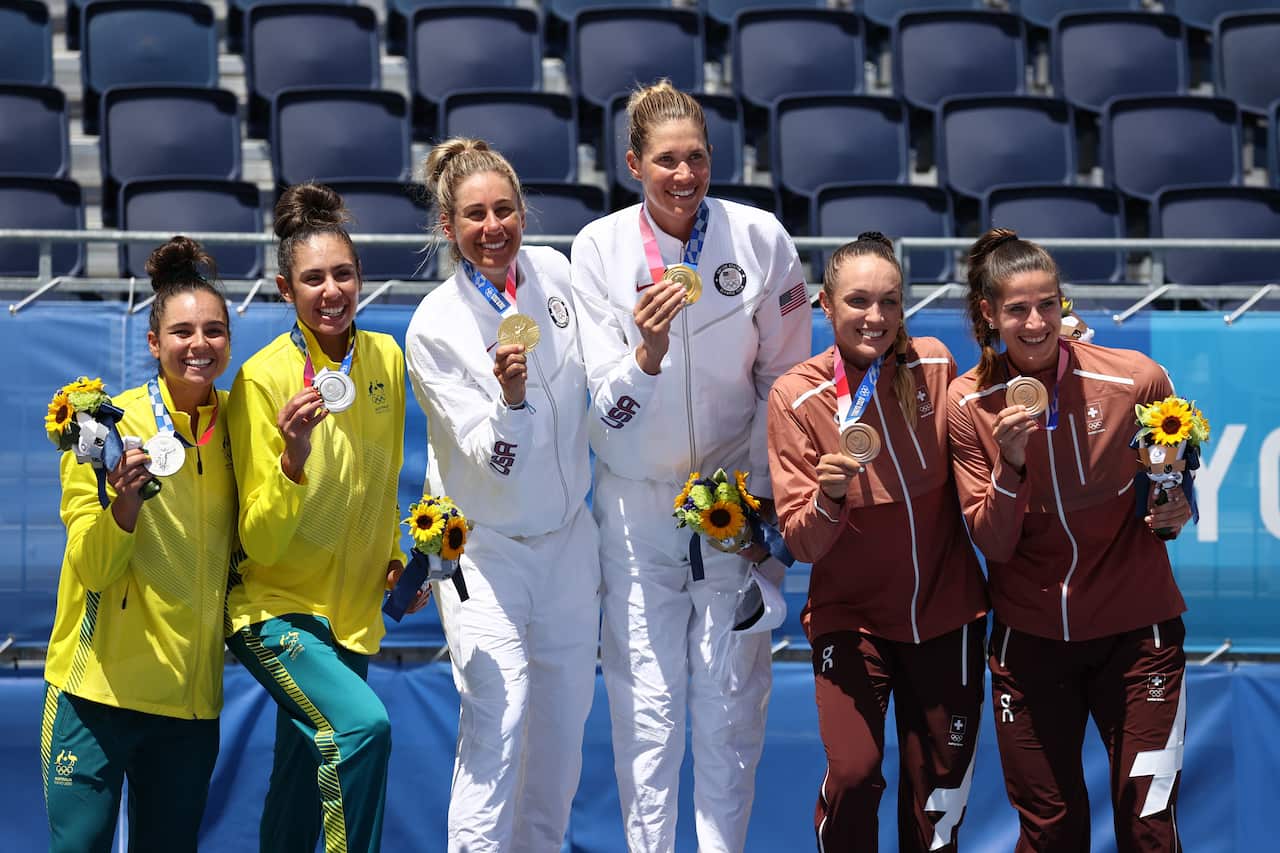 (L-R) Silver medalists Mariafe Artscho del Solar and Taliqua Clancy of Australia with US gold medalists and bronze medalists from Switzerland.