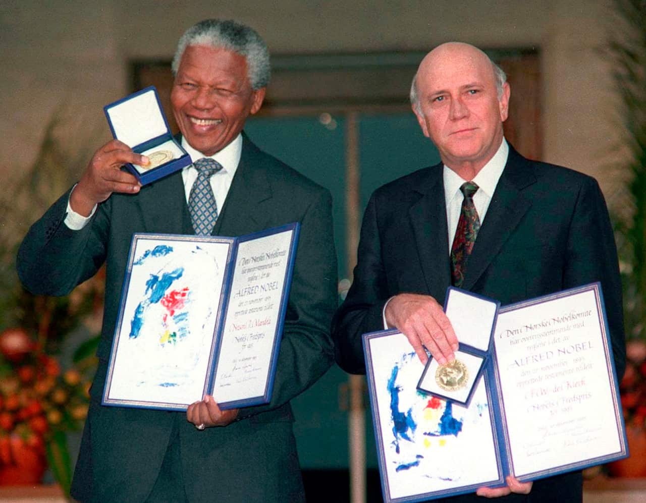 FW de Klerk, right, and South African President Nelson Mandela left, pose with their Nobel Peace Prizes, in Oslo, December 1993. 