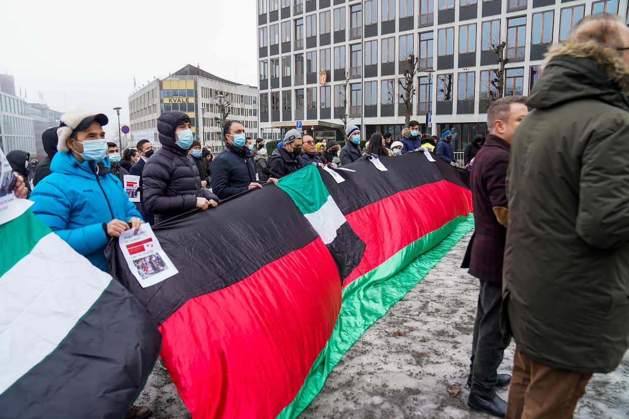 Protesters have turned up outside the Ministry of Foreign Affairs to demonstrate against the Taliban being in Norway.
