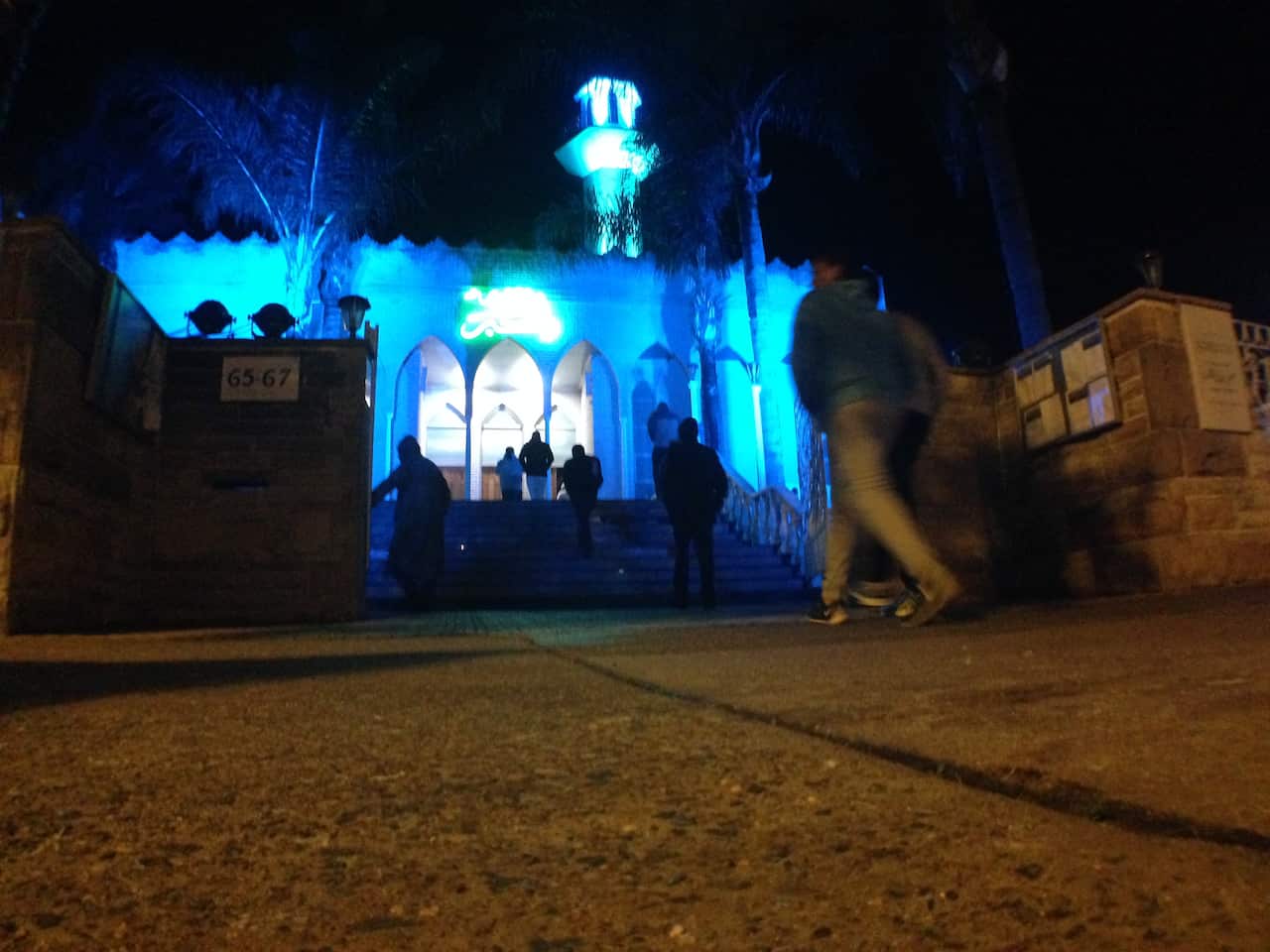 Men enter Lakemba Mosque for 5.30 prayers. (SBS)