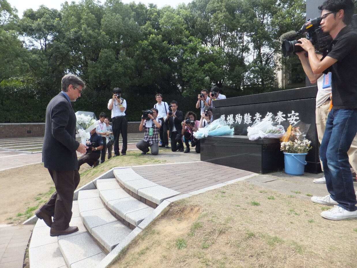 Clifton Truman Daniel, the grandson of former US president Harry Truman, lays a wreath at one of the memorial sites in Japan.