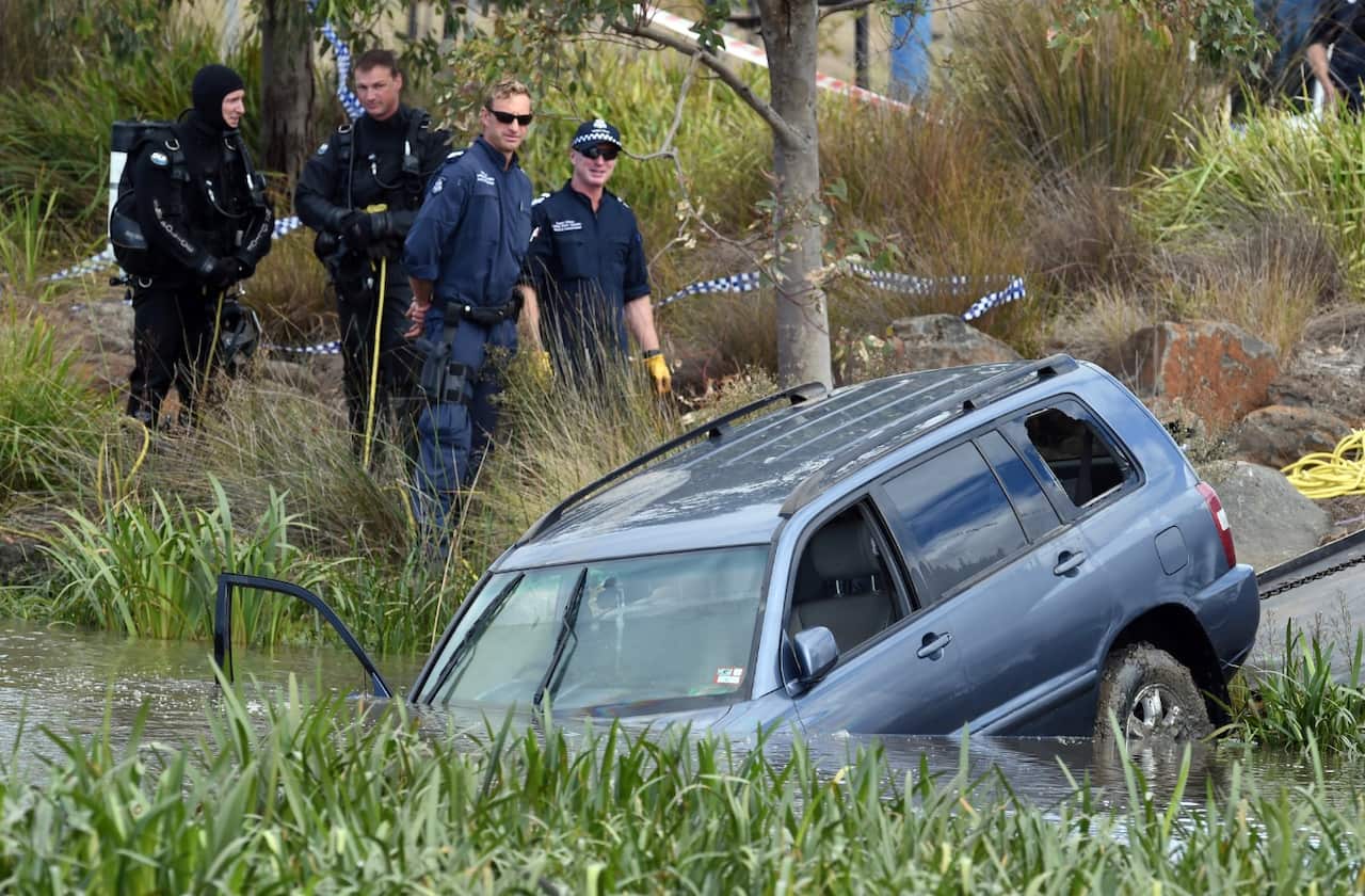 A 4WD is removed from Lake Gladman, Melbourne, Thursday, April, 9, 2015.(AAP)