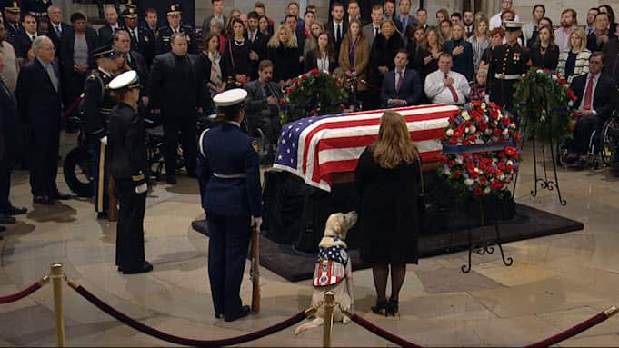 Mourners have lined up at the Capitol to pay their respects to former US president George HW Bush.