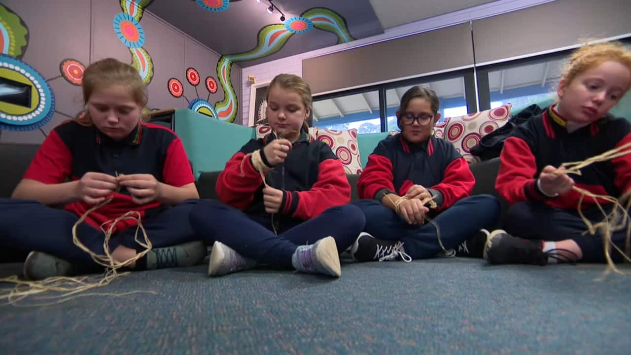 Students learnt to weave a bracelet.