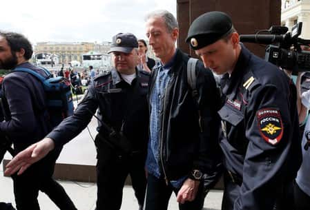 Police detain British gay rights campaigner Peter Tatchell in Moscow