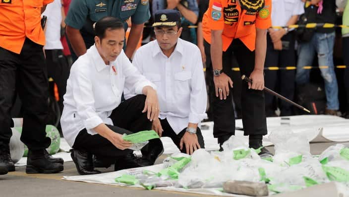 Indonesian President, Joko Widodo visits the recovery area for the Lion Air flight JT610 plane.