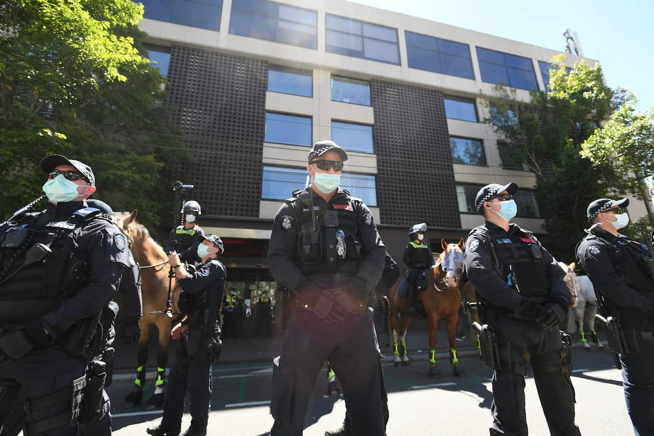 Police are seen outside the the Park Hotel in Melbourne, Saturday, January 09, 2021. (AAP Image/Erik Anderson) NO ARCHIVING
