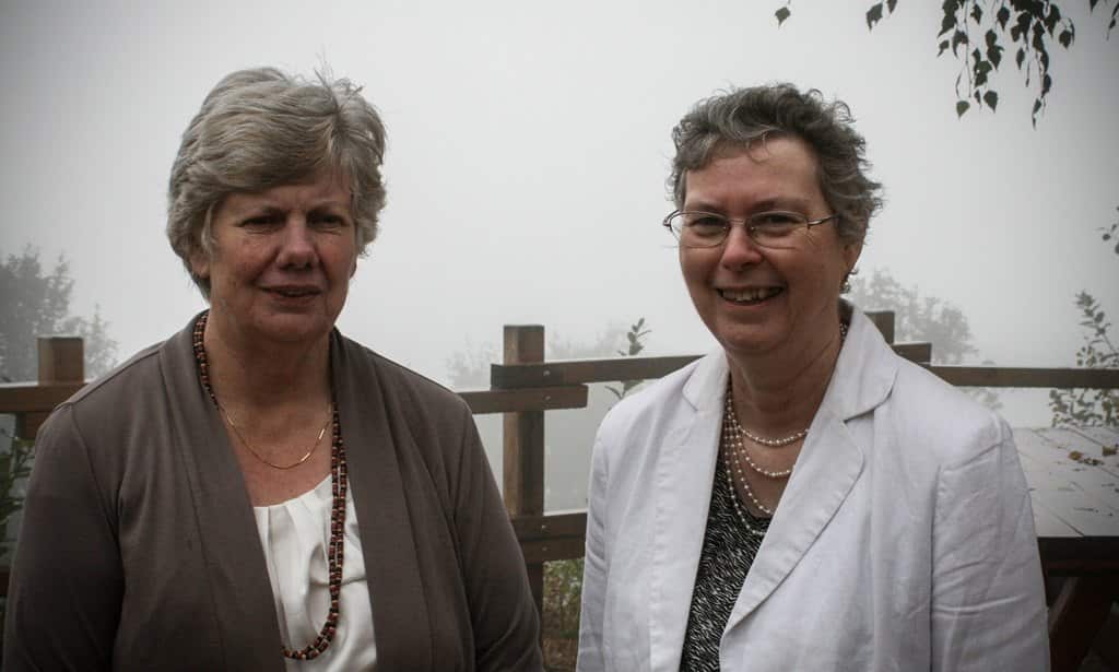 Anne Storm (l) and Kathy Hind (r).