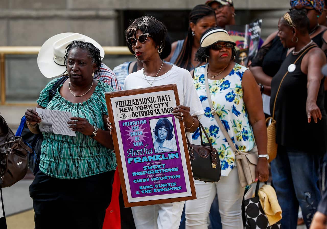 People line up to view the open casket containing the mortal remains of US singer and actress Aretha Franklin
