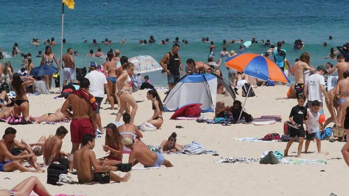 Beachgoers are see at Bondi Beach, Sydney, Tuesday, January 15, 2019. NSW's average maximum temperature is expected to top 40C for the next few days with some towns exceeding 45C as a heatwave hits. (AAP Image/Ben Rushton) NO ARCHIVING
