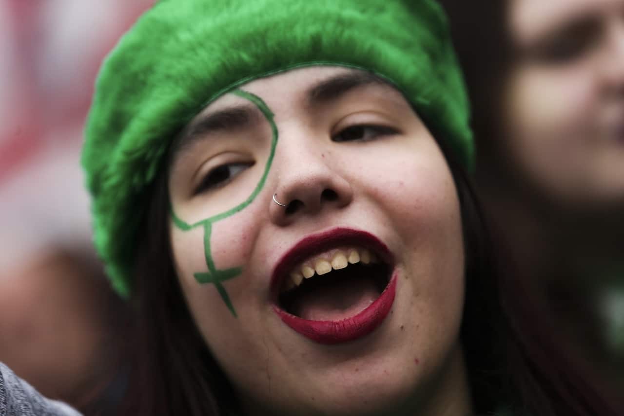  Hundreds of people demonstrate in support of the abortion bill outside the Senate in Buenos Aires