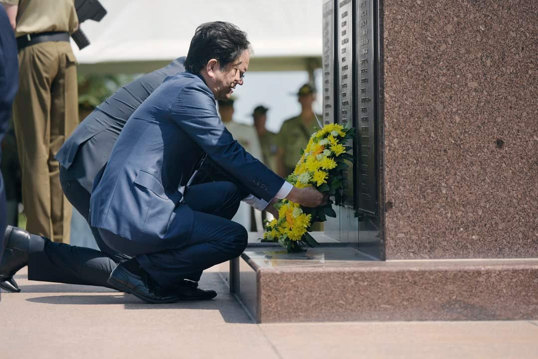 Japanese Prime Minister Shinzo Abe laid a wreath at the Darwin Cenotaph War Memorial. 