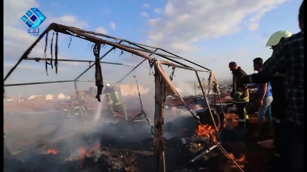 At least 28 people have been killed in air strikes on a camp in Syria housing people displaced by fighting, a monitoring group says. 