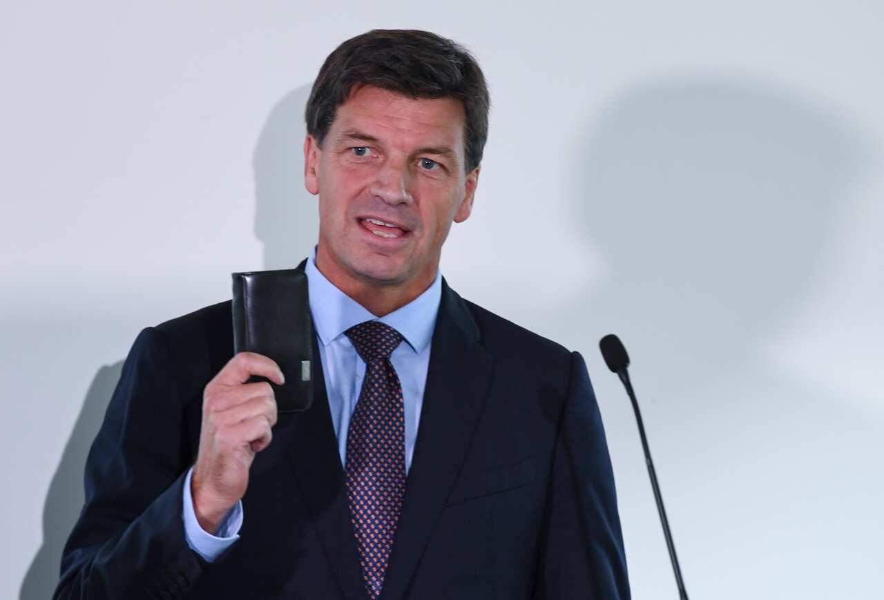 Federal Minister for Law Enforcement and Cyber Security Angus Taylor has offered his resignation, following Peter Duttno's challenge. 