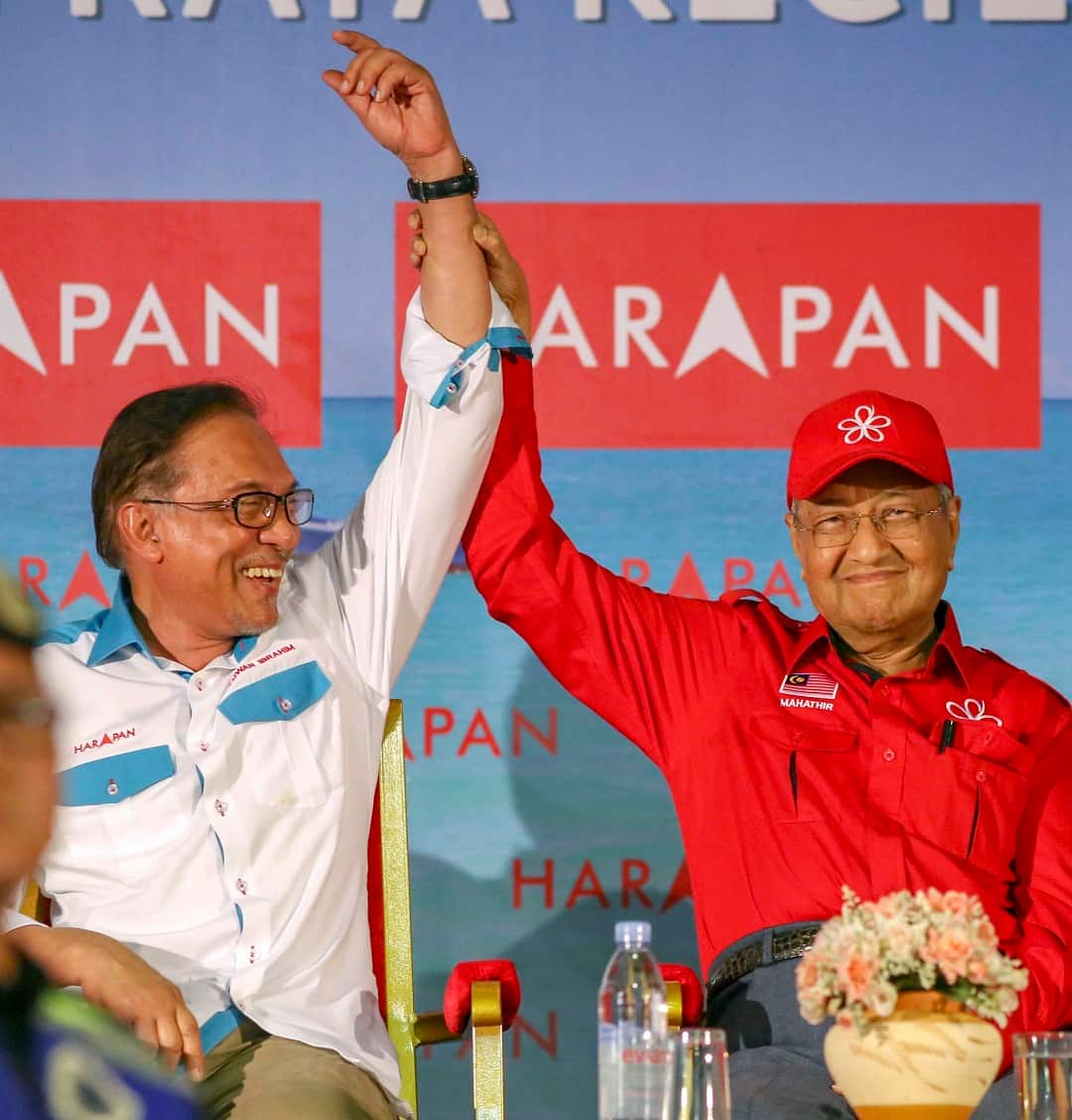 Malaysian Prime Minister Mahathir Mohamad (R) shows his support for Anwar Ibrahim during campaigning.