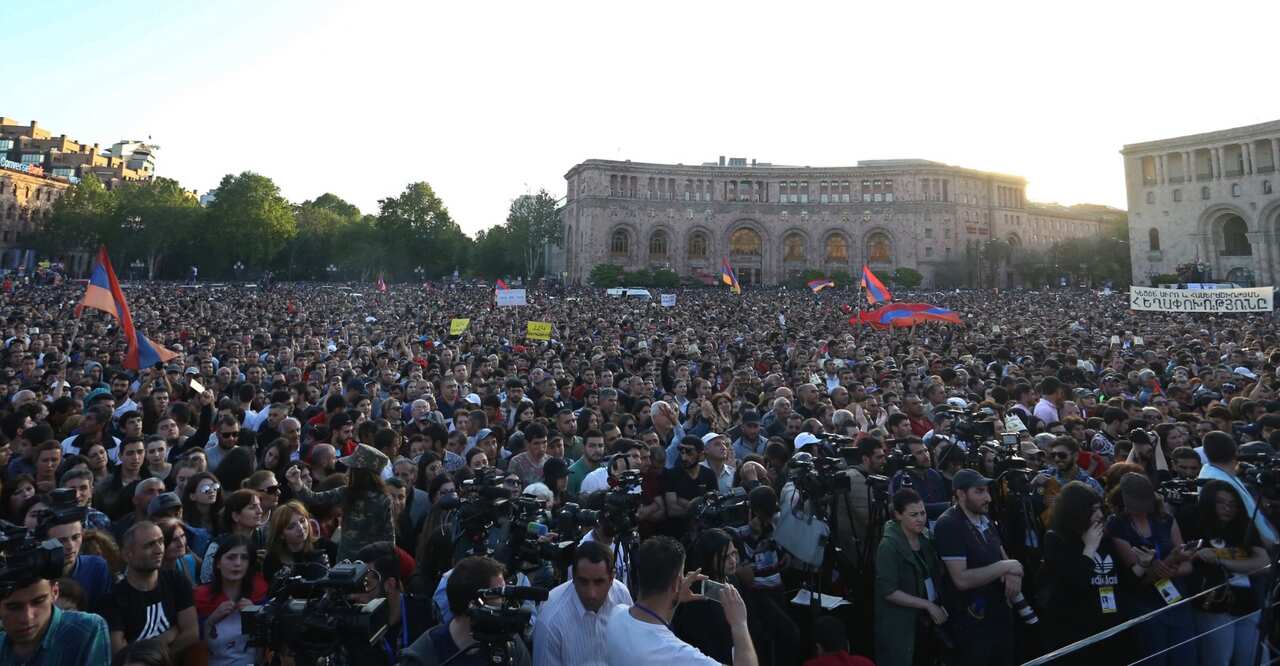 Supporters of the Armenian opposition hold a rally in Yerevan, Armenia, 25 April 2018. 