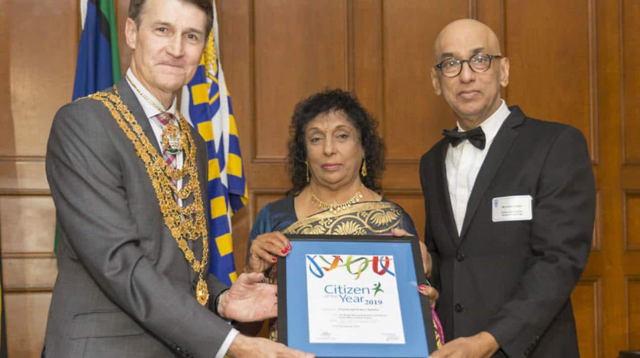 Umesh and Usha Chandra receiving the award from former Brisbane Lord Mayor Graham Quirk.
