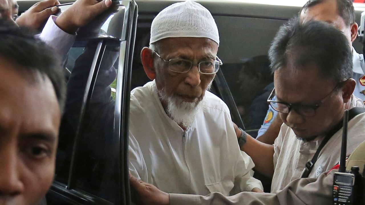 Ailing radical cleric Abu Bakar Bashirarrives for medical treatment at Cipto Mangunkusumo Hospital in Jakarta, Indonesia on 1/3/18.