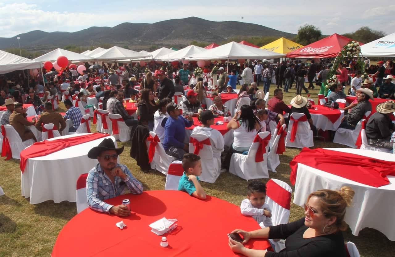 General view of guests sitting at tables during the 15th birthday party of Mexican teenager Rubi, in La Joya, Mexico, 26 December 2016. 