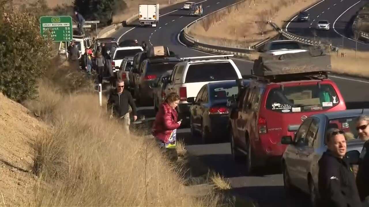 More than 20 cars are driving together to Yeoval, south of Dubbo, to deliver groceries to drought-affected farmers. 