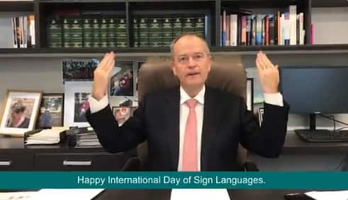 Bill Shorten called on more 'hearing Australians' to learn sign language.