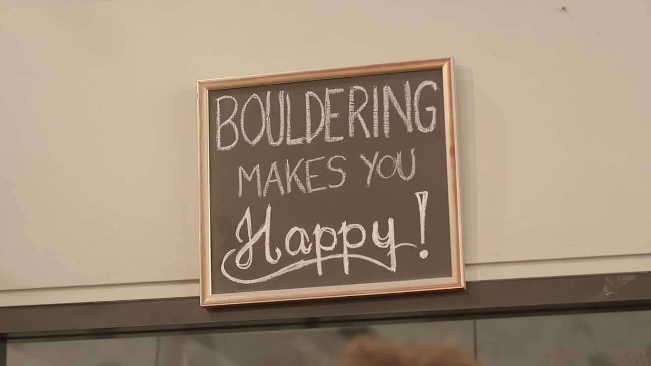 'Bouldering makes you happy!' plaque.