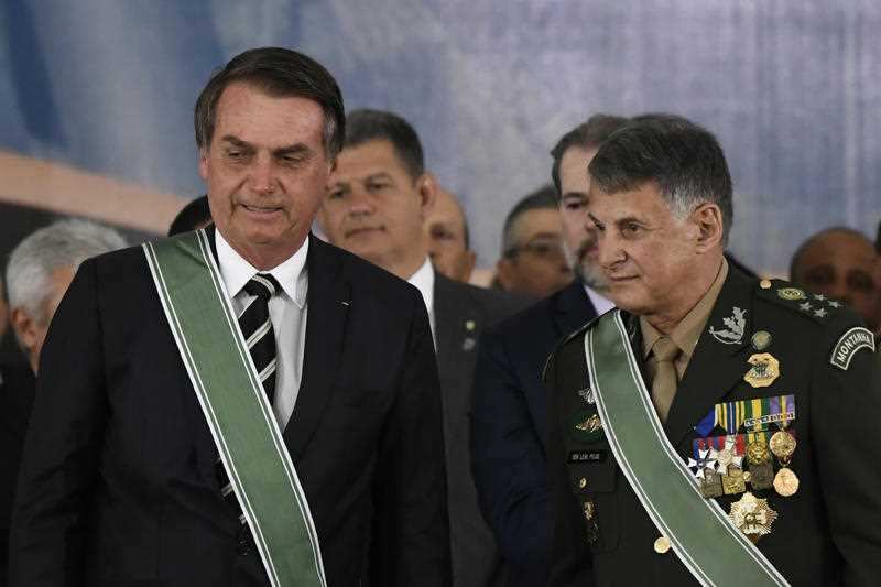 Jair Bolsonaro, president of the republic, accompanied by General Edson Leal Pujol.