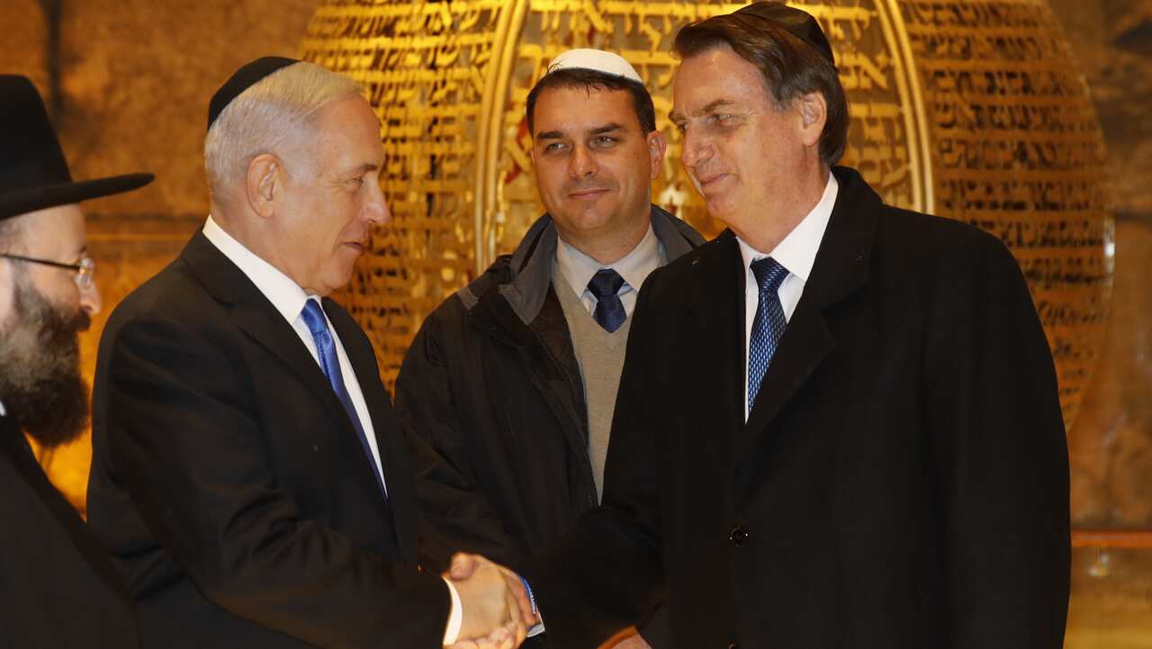Brazilian President Jair Bolsonaro and Israeli Prime Minister Benjamin Netanyahu shake hands.