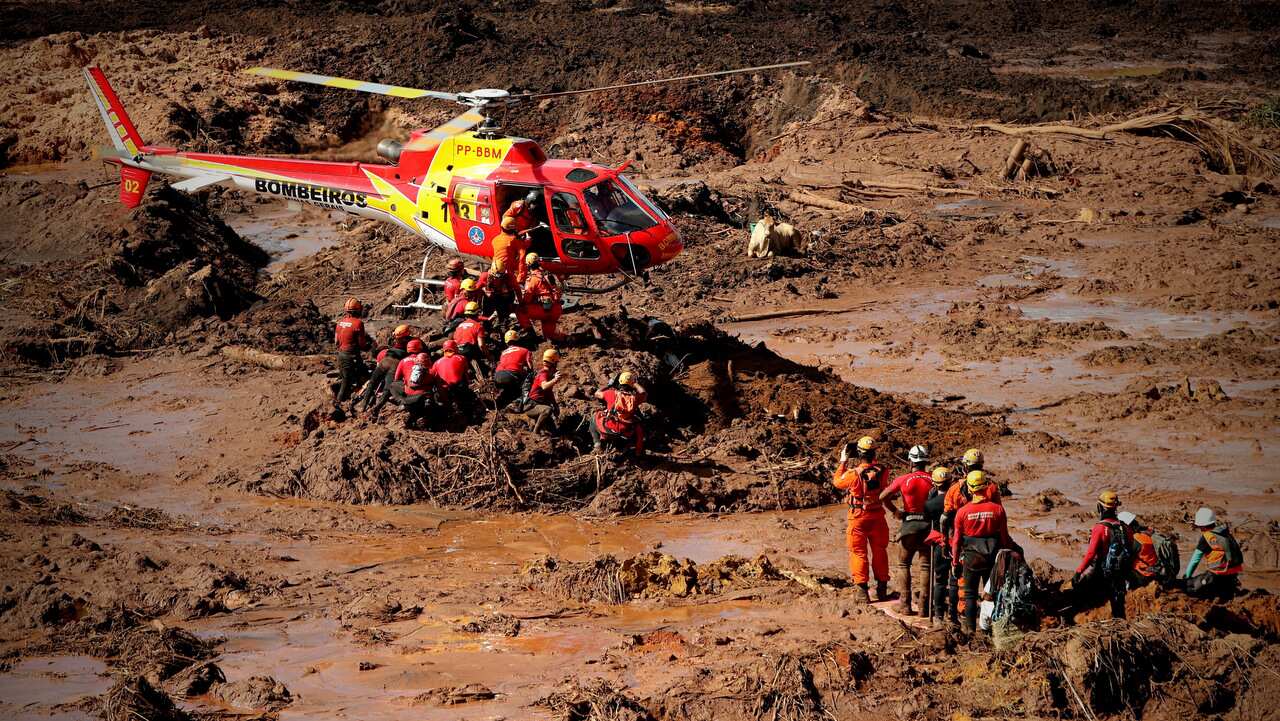 Firefighters work during the search and rescue operation for victims of the dam burst, in Brumadinho, Brazil, 28 January 2019. 