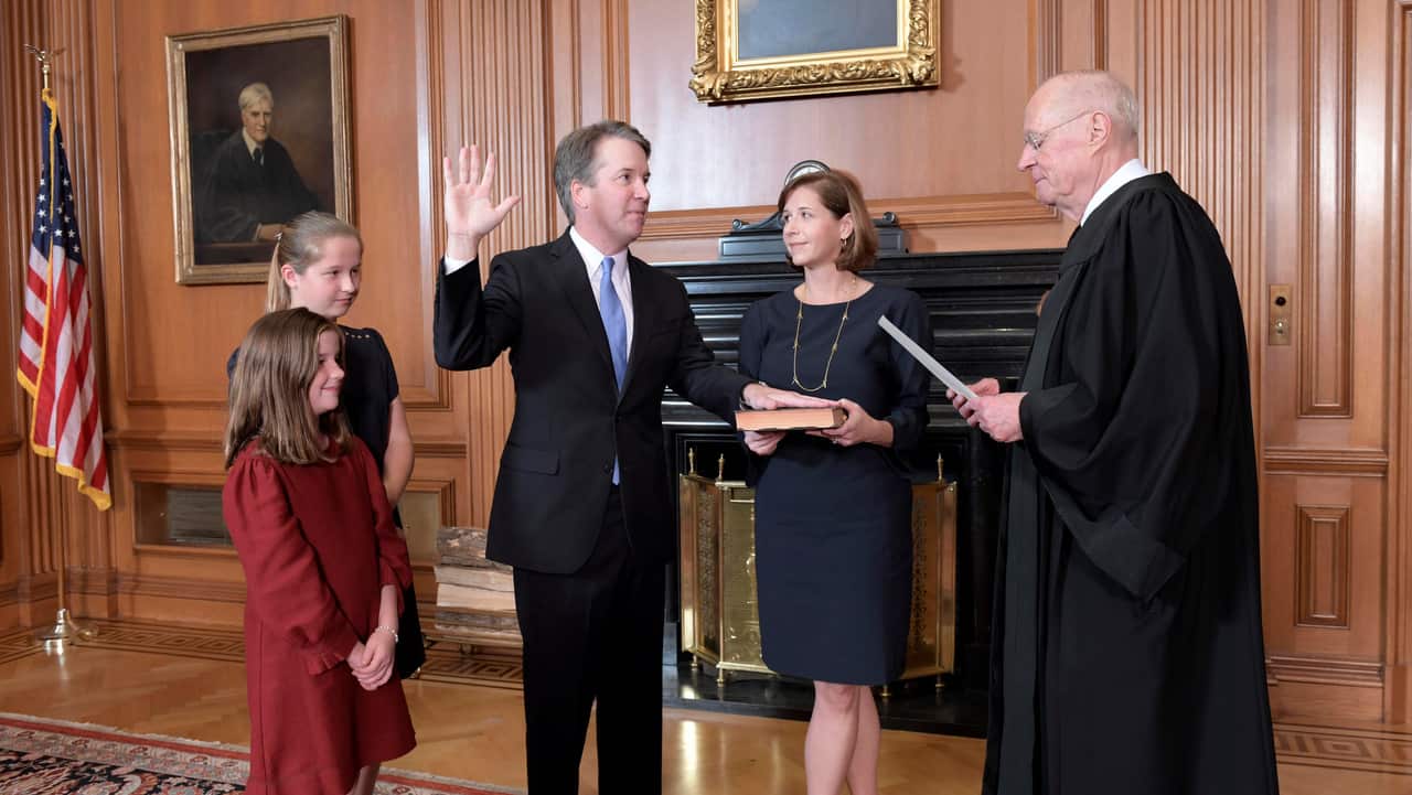 Justice Anthony Kennedy administers the judicial oath to Judge Brett Kavanaugh.
