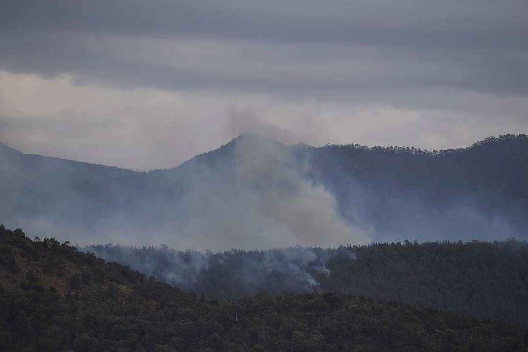 Smoke rises from the Pierces Creek fire near Canberra, Friday, November 2, 2018. (AAP Image/Lukas Coch) NO ARCHIVING