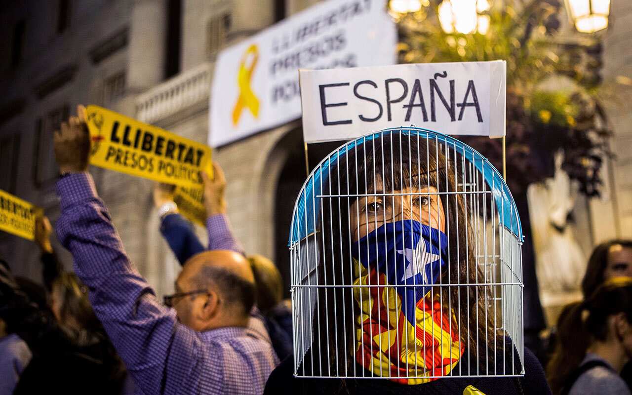 People demonstrate to protest against the imprisonment of eight former members of Catalan government.