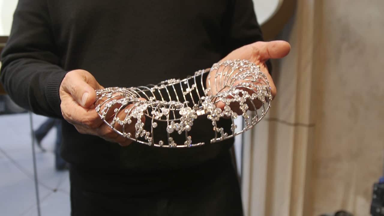 The Elizabethan ruff that won Cerrone the De Beers Diamonds International Award in 1998.